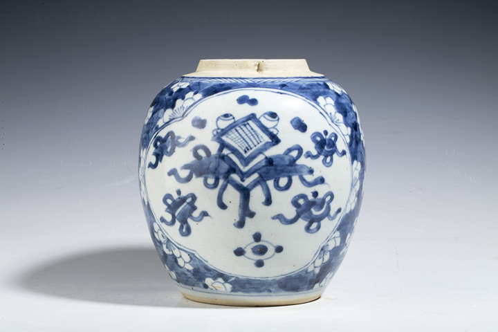 古玩陶瓷清康熙·青花冰梅開窗雜寶紋罐拍賣,當(dāng)前價(jià)格7500元