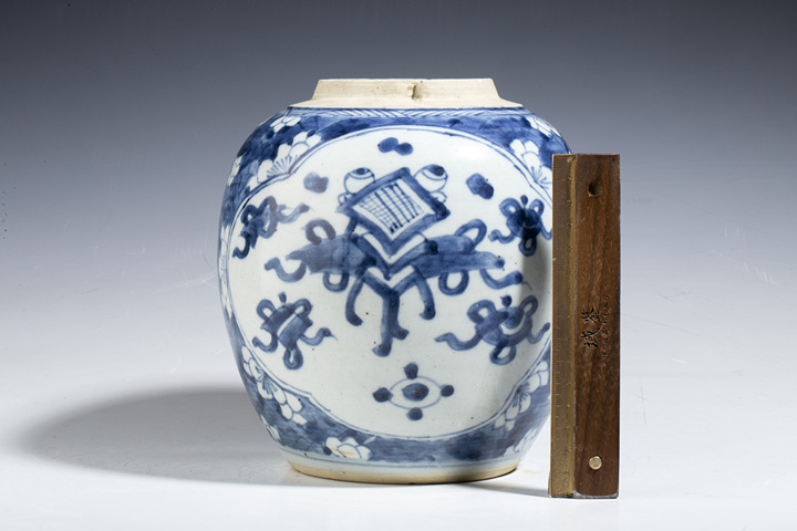 古玩陶瓷清康熙·青花冰梅開窗雜寶紋罐拍賣,當(dāng)前價(jià)格7500元