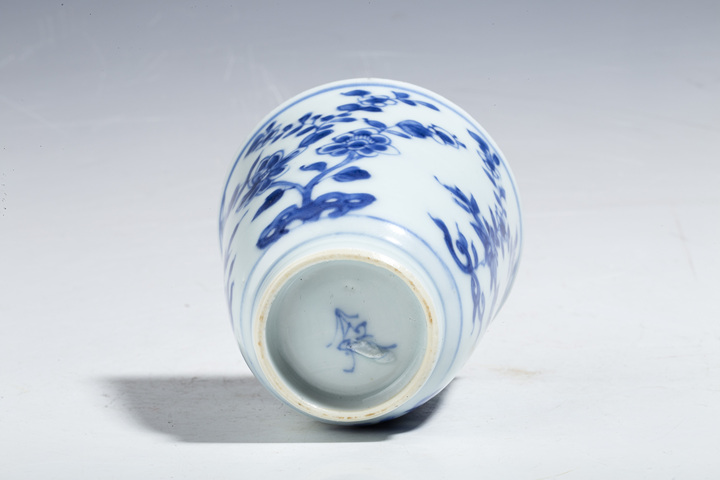 古玩陶瓷清康熙·青花折枝花卉紋鈴鐺杯拍賣,當前價格4500元