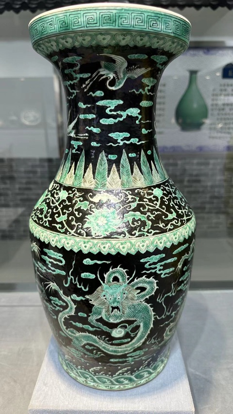 古玩陶瓷墨地龍紋綠彩瓶拍賣,當前價格20000元