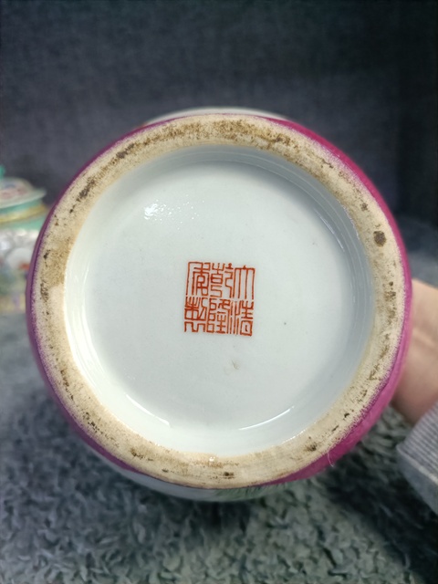 古玩陶瓷胭脂紅軋道花鳥紋尊拍賣,當前價格3888元