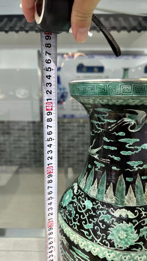 古玩陶瓷墨地龍紋綠彩瓶拍賣,當前價格20000元