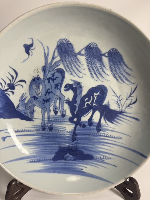 古玩陶瓷青花柳蔭雙駿紋盤拍賣,當前價格12000元