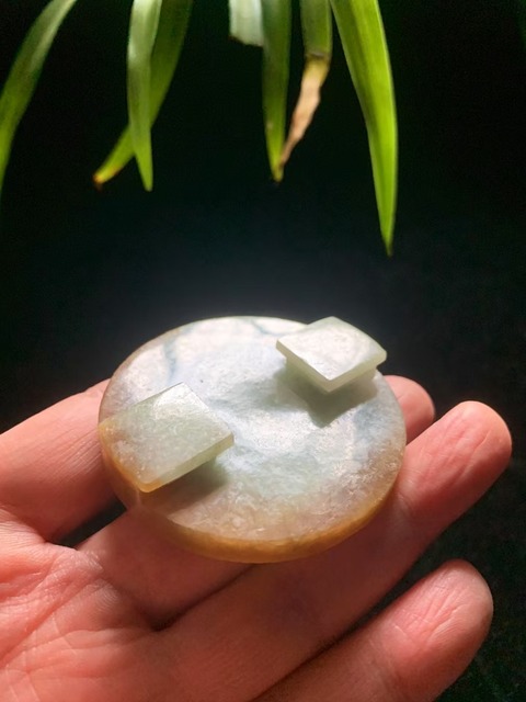 古玩玉器（一口價到底）清代天然翡翠雕“雙龍捧壽”帶扣拍賣，當前價格6800元