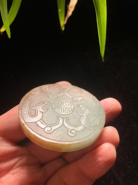 古玩玉器（一口價到底）清代天然翡翠雕“雙龍捧壽”帶扣拍賣，當前價格6800元