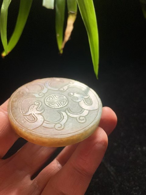 古玩玉器（一口價到底）清代天然翡翠雕“雙龍捧壽”帶扣拍賣，當前價格6800元