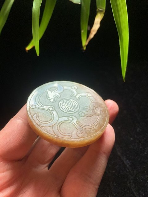 古玩玉器（一口價到底）清代天然翡翠雕“雙龍捧壽”帶扣拍賣，當前價格6800元