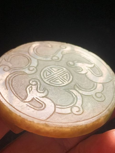 古玩玉器（一口價到底）清代天然翡翠雕“雙龍捧壽”帶扣拍賣，當前價格6800元