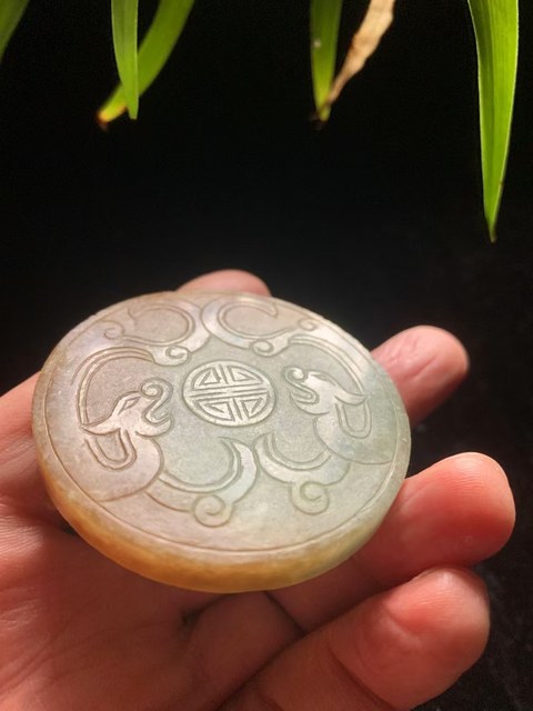 古玩玉器（一口價到底）清代天然翡翠雕“雙龍捧壽”帶扣拍賣，當前價格6800元