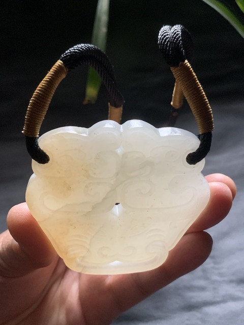 古玩玉器清代和田玉雕“獸面紋佩”拍賣,當前價格43800元