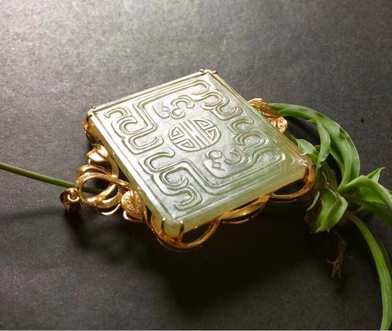 古玩玉器清代天然翡翠雕“雙龍捧壽”牌拍賣,當前價格32000元