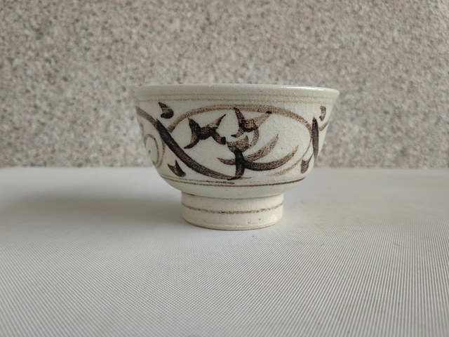 古玩陶瓷日本昭和白地黑花文字茶碗拍賣,當前價格160元