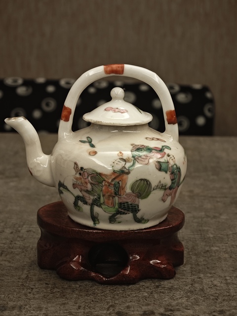 古玩陶瓷麒麟送子粉彩提梁壺拍賣，當前價格980元