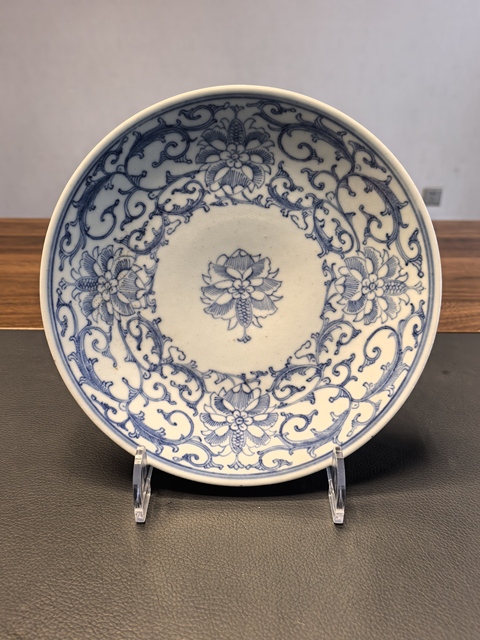古玩陶瓷乾隆·青花纏枝花卉紋盤真品鑒賞圖