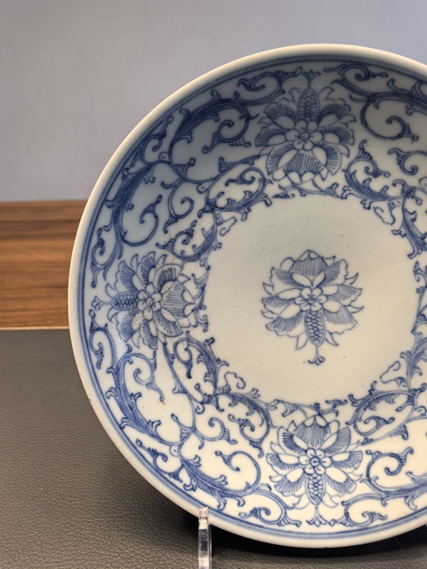 古玩陶瓷乾隆·青花纏枝花卉紋盤真品鑒賞圖
