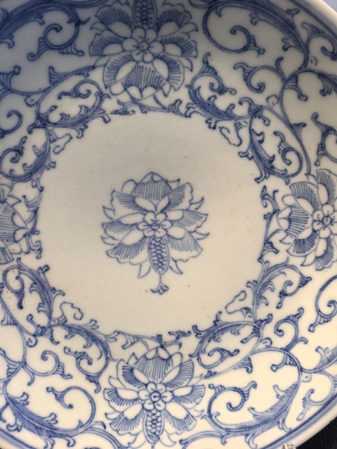 古玩陶瓷乾隆·青花纏枝花卉紋盤真品鑒賞圖