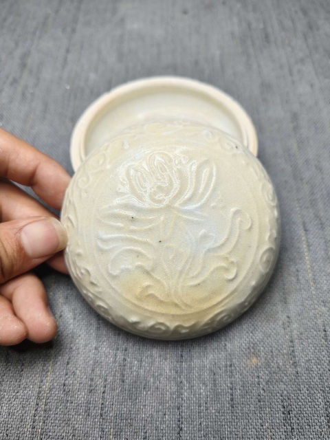 古玩陶瓷（精品元代）青白釉印花花卉紋粉盒拍賣，當(dāng)前價(jià)格1588元