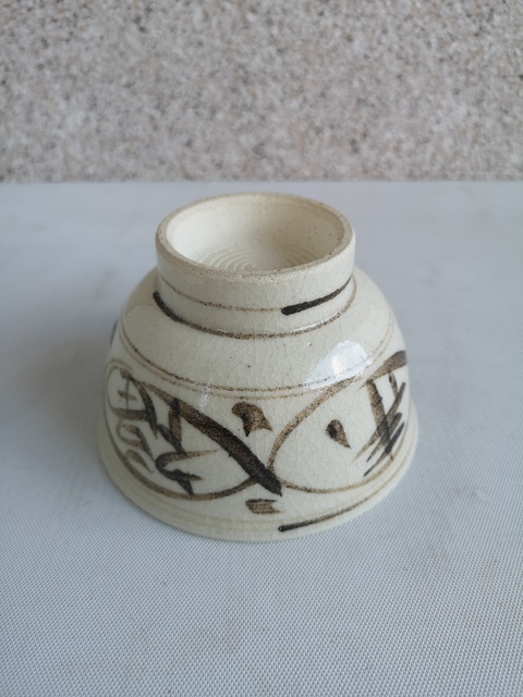 古玩陶瓷日本昭和白地黑花文字茶碗拍賣,當前價格160元