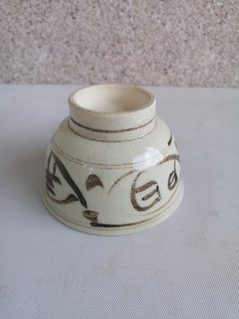 古玩陶瓷日本昭和白地黑花文字茶碗拍賣,當前價格160元