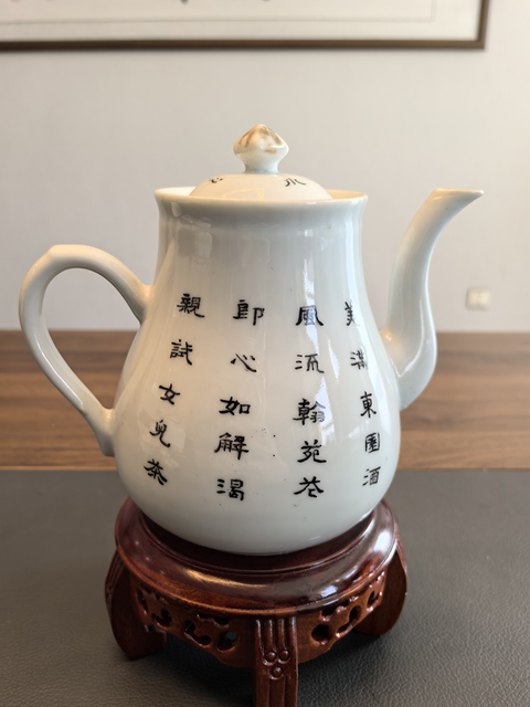 古玩陶瓷民國官窯款江西瓷業(yè)公司粉彩蝶戀花詩文茶壺拍賣，當(dāng)前價(jià)格4500元