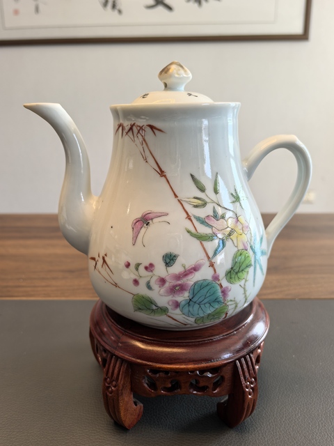 古玩陶瓷民國官窯款江西瓷業(yè)公司粉彩蝶戀花詩文茶壺拍賣，當(dāng)前價(jià)格4500元