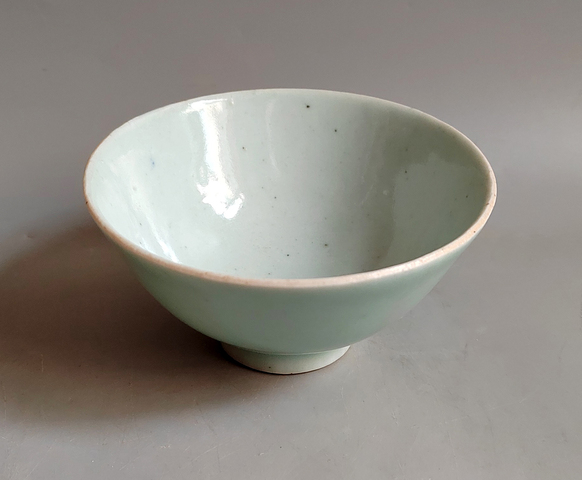 古玩陶瓷清中期本朝款斗笠型豆青釉茶盞拍賣,當前價格598元