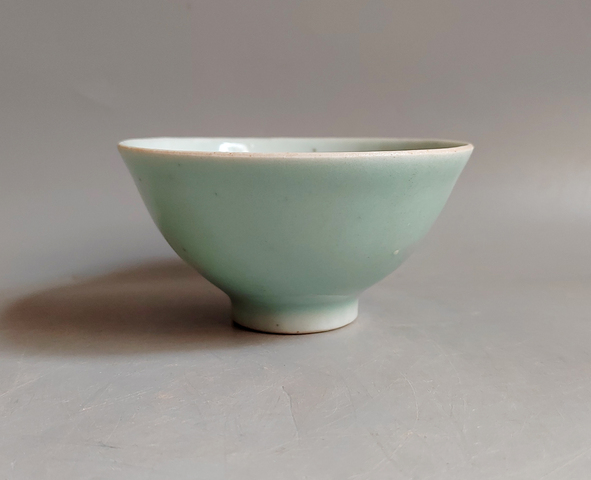 古玩陶瓷清中期本朝款斗笠型豆青釉茶盞拍賣,當前價格598元