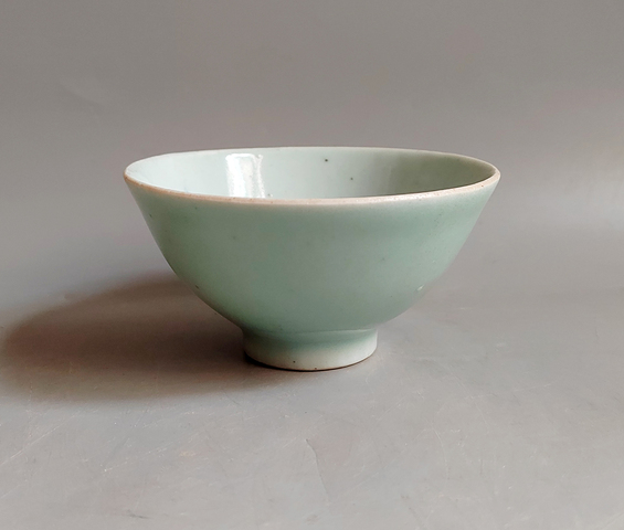 古玩陶瓷清中期本朝款斗笠型豆青釉茶盞拍賣,當前價格598元