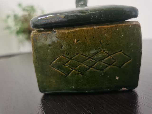 古玩陶瓷清末民初綠釉詩紋蓋盒拍賣，當前價格300元