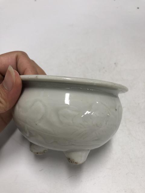 古玩陶瓷清中期·白釉刻花卉紋香爐拍賣，當前價格2900元