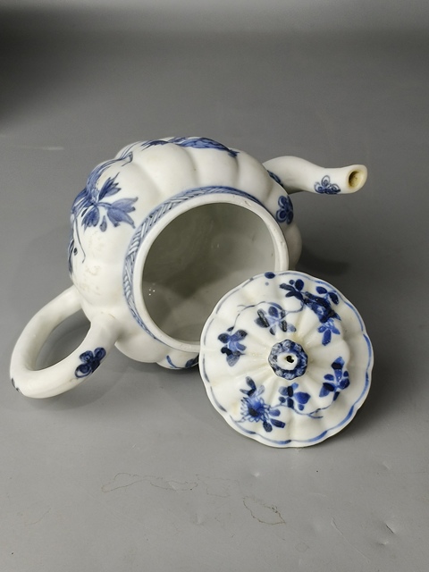 古玩陶瓷(精品茶壺)清康熙·青花花卉瓜棱紋·茶壺拍賣,當前價格2890元