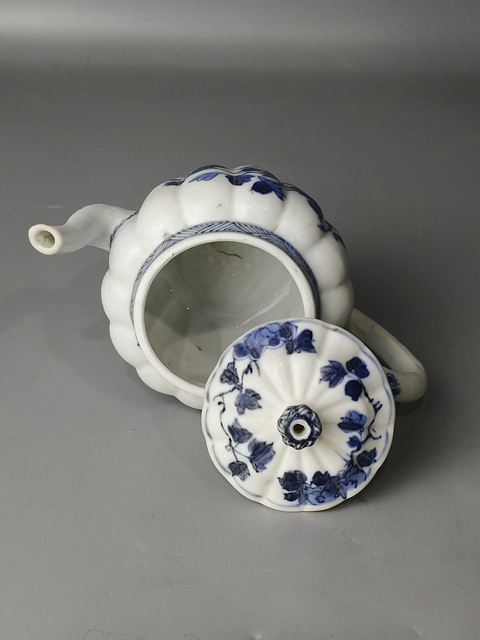 古玩陶瓷(精品茶壺)清康熙·青花花卉瓜棱紋·茶壺拍賣,當前價格2880元