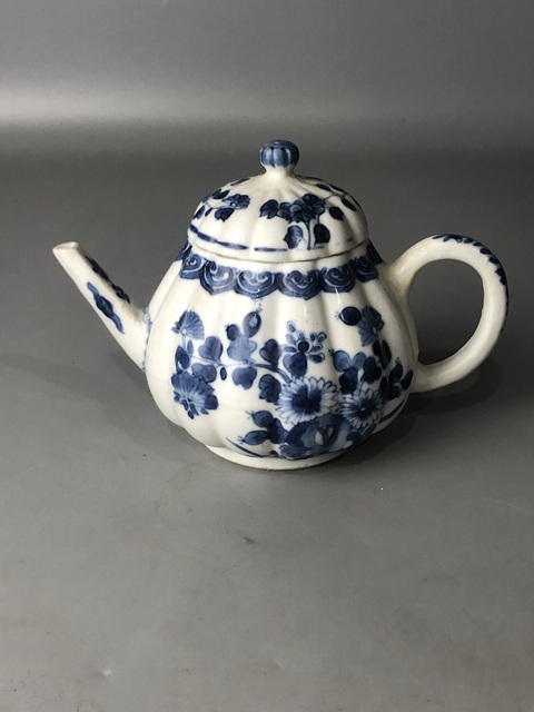 古玩陶瓷（精品茶壺）清·康熙·青花花卉瓜棱紋·茶壺拍賣，當前價格2890元