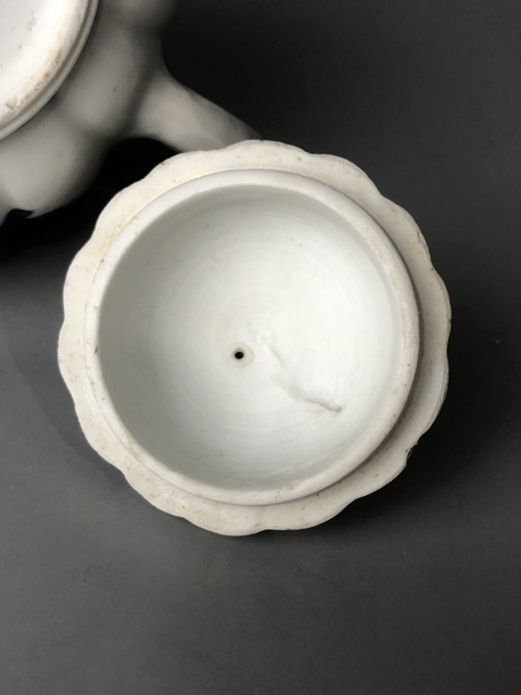 古玩陶瓷（精品茶壺）清·康熙·青花花卉瓜棱紋·茶壺拍賣，當前價格2890元