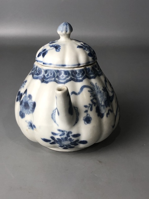 古玩陶瓷(精品茶壺)清·康熙·青花花卉瓜棱紋·茶壺拍賣,當前價格2460元