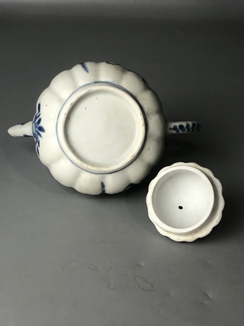古玩陶瓷(精品茶壺)清·康熙·青花花卉瓜棱紋·茶壺拍賣,當前價格2460元