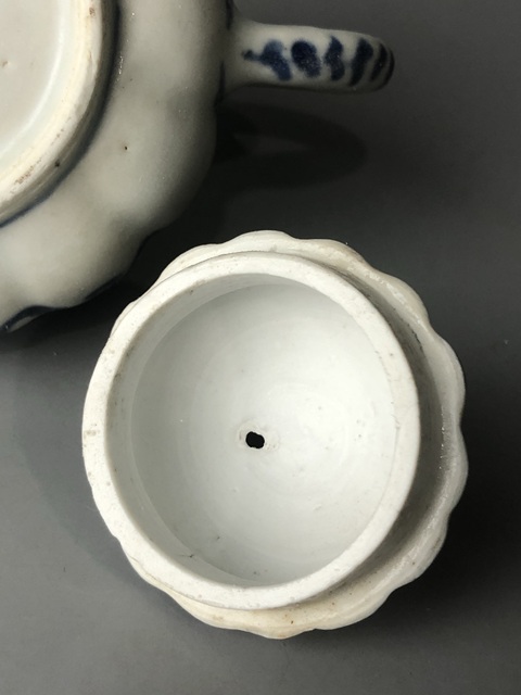古玩陶瓷(精品茶壺)清·康熙·青花花卉瓜棱紋·茶壺拍賣,當前價格2460元