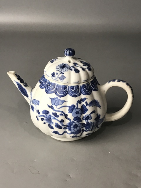 古玩陶瓷（精品茶壺）清·康熙·青花花卉瓜棱紋·茶壺拍賣(mài)，當(dāng)前價(jià)格0元