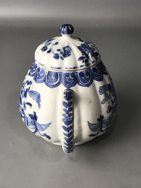 古玩陶瓷（精品茶壺）清·康熙·青花花卉瓜棱紋·茶壺拍賣(mài)，當(dāng)前價(jià)格0元