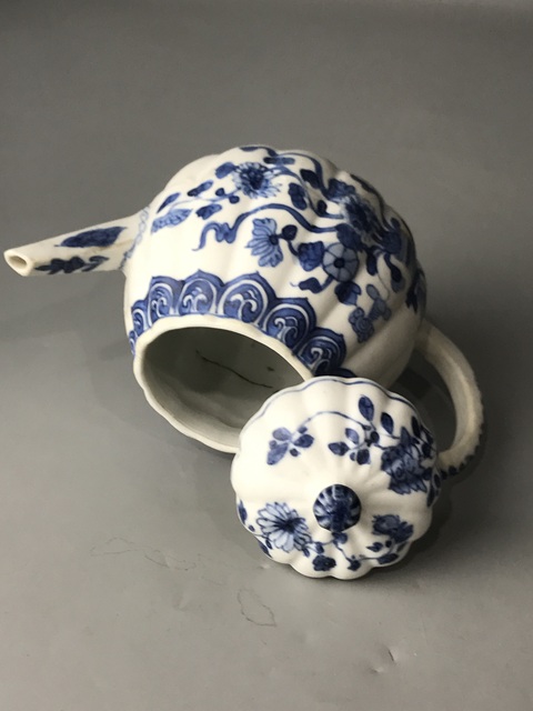 古玩陶瓷（精品茶壺）清·康熙·青花花卉瓜棱紋·茶壺拍賣(mài)，當(dāng)前價(jià)格0元