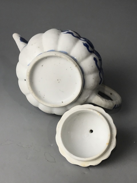 古玩陶瓷（精品茶壺）清·康熙·青花花卉瓜棱紋·茶壺拍賣(mài)，當(dāng)前價(jià)格0元