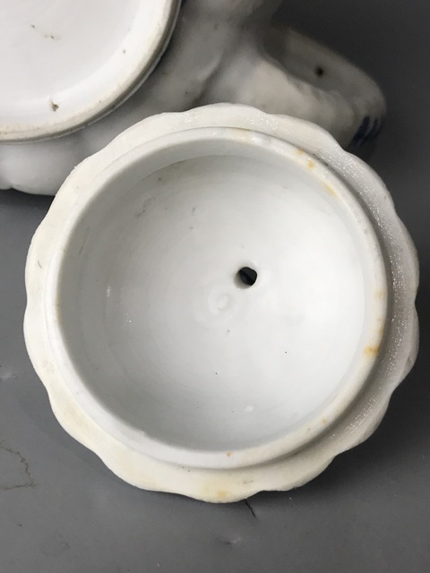 古玩陶瓷（精品茶壺）清·康熙·青花花卉瓜棱紋·茶壺拍賣(mài)，當(dāng)前價(jià)格0元