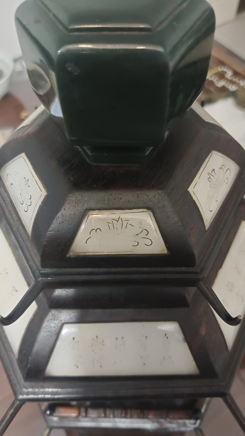 古玩雜項黃花梨鑲和田白玉塔式文房筆掛案上宮廷燈拍賣，當前價格1888888元