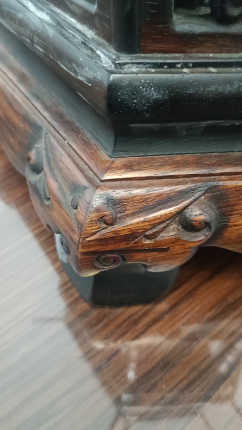 古玩雜項黃花梨鑲和田白玉塔式文房筆掛案上宮廷燈拍賣，當前價格1888888元