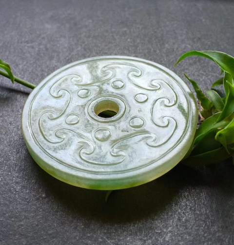 古玩玉器清代天然翡翠雕“卷云紋壁”拍賣,當(dāng)前價格33000元