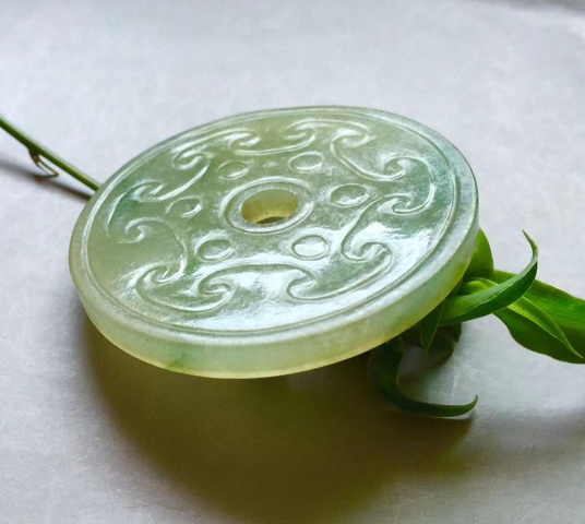 古玩玉器清代天然翡翠雕“卷云紋壁”拍賣,當(dāng)前價格33000元