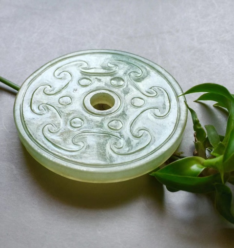 古玩玉器清代天然翡翠雕“卷云紋壁”拍賣,當(dāng)前價格33000元