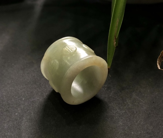 古玩玉器清代天然翡翠雕“團壽紋”扳指拍賣，當前價格8000元
