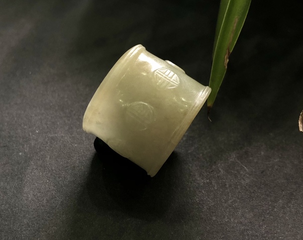 古玩玉器清代天然翡翠雕“團壽紋”扳指拍賣，當前價格8000元