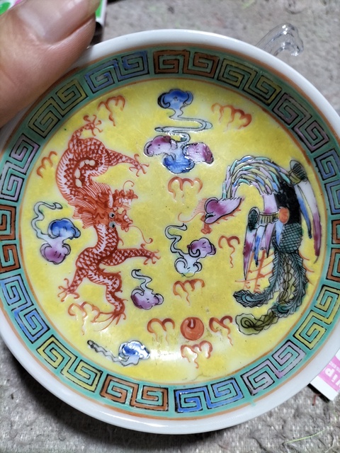 古玩陶瓷黃地粉彩龍鳳紋盤拍賣,當(dāng)前價格600元